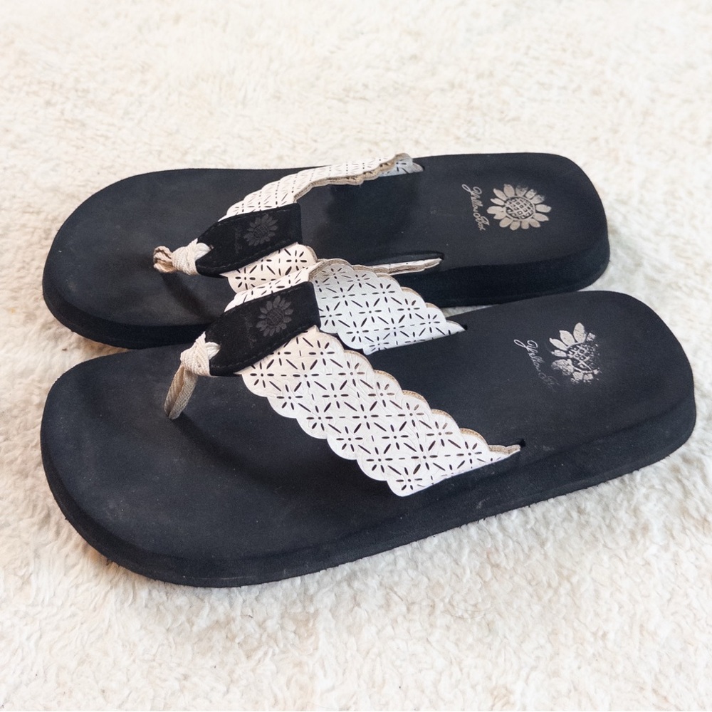 Yellow Box White Cutout Faux Leather Flip Flops Women’s Size 8 - Picture 6 of 8